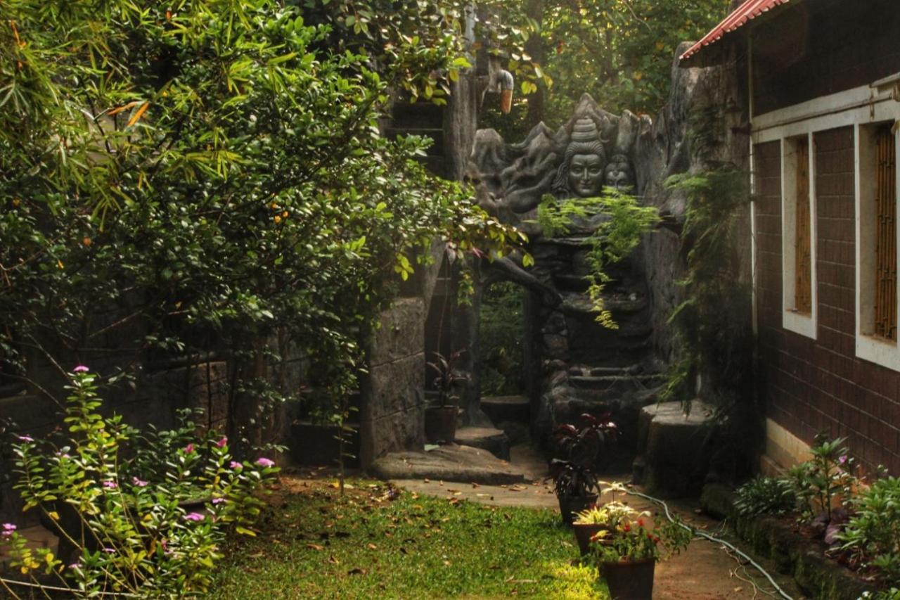 Kalpadiyil Hotel Balarampuram Bagian luar foto