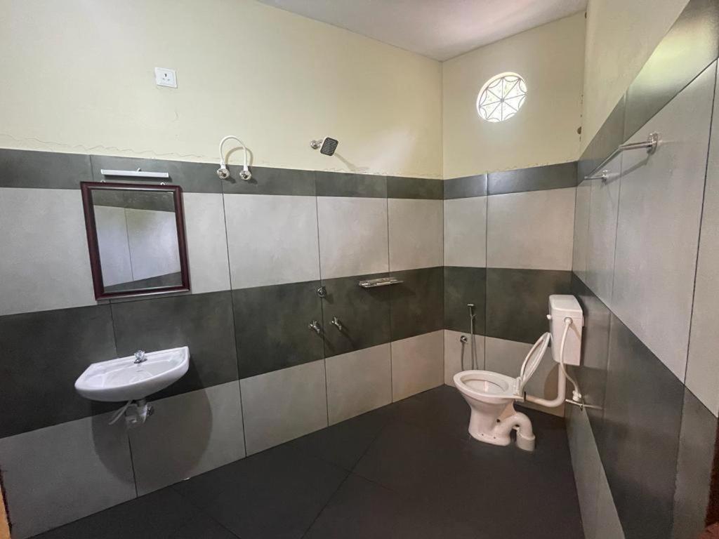 Kalpadiyil Hotel Balarampuram Bagian luar foto